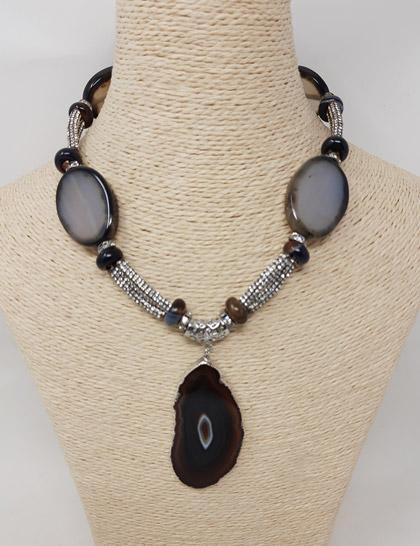 full-moon-sparkle-necklace-with-agate-pendant--magnetic-clasp